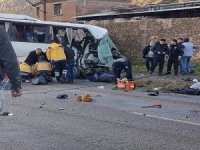 İzmir’de İşçi Servisi İle Kamyon Çarpıştı: 4 Ölü, 8 Yaralı