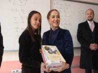 Uşak Valiliği 4 Bin 14 Öğrenciye Lgs Kitabı Hediye Etti