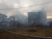 Denizli’de İki Katlı Ahşap Ev Alev Alev Yandı