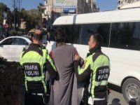 Kuşadası’nda Trafik Polisine Taşlı Saldırı