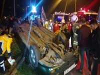 Takla Atan Otomobil Tramvay Yoluna Devrildi: 2 Yaralı