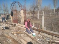 Hisarcık’ta Yaya Kaldırımına İhata Duvarı