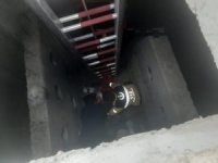 Kanalizasyon Çukuruna Düşen İşçi Yaralandı