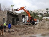 Bodrum’da Sahilde Bulunan Kaçak Bina Yıkıldı