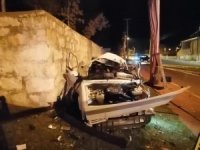 Otomobil Önce Kaldırıma Ardından Elektrik Direğine Çarptı: 2 Ölü, 1 Yaralı