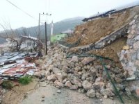 Soma’da İstinat Duvarı Çöktü, Mahallenin Yolu Kapandı