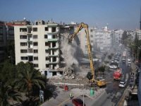 İzmir’deki Yatık Binalarda Yıkım Başladı