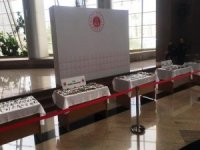 İzmir Adliyesinde Aramalarda Ele Geçirilen Suç Aletleri Sergilendi