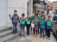 İlkokul Öğrencilerinden Esnafı Uyaran Hediye