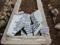 Gece Yarısı Mezar Taşlarını Kırdılar