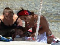 Demet Akalın, Kızı Hira İle Halk Plajında