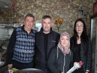 Kahveci Esnafından Kadınlara Karanfilli Jest