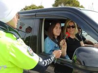 Çeşme Polisinden Kadınlara Çiçek