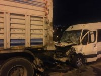 İşçi Servisi Seyir Halindeki Kamyona Arkadan Çarptı: 12 Yaralı