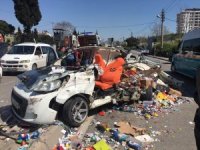 İzmir’de 3 Aracın Karıştığı Kaza Anı Güvenlik Kamerasına Yansıdı