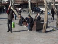 Banklara Oturan Yaşlı Vatandaşlara Seyyar Satıcıdan Örnek ‘Korona’ Tepkisi