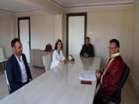 Törensiz Nikahta Damatla Gelin Mesafeli Oturdu