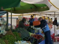 Çiğli’de Zabıta Ekiplerinden Pazar Yerlerine Eldiven Dağıtımı