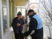 Sandıklı’da Zabıta Ekipleri Yaşlıların Alışverişini Yapıyor