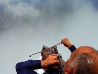 Gökyüzünde Çelloyla ‘Uzun İnce Bir Yoldayım’ Türküsünü Çaldı