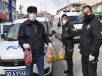 Şuhut’ta Evde Oturanların İhtiyaçlarını Polis Ekipleri Karşılıyor