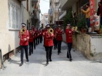 Kuşadası Belediyesi’nden Evlerinde Kalanlara Bandolu Destek