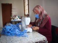 Bergama’nın Kadınları Sağlık Çalışanları İçin Günde Bin Maske Dikiyor