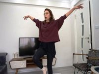 Evde Kalanlara Sosyal Medyadan Harmandalı Öğretiyor