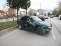 Hafriyat Kamyonun Dokunduğu Otomobil Bariyerlere Çarptı: 1 Yaralı