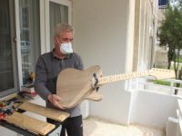 Yasağa Uydu, Hobi Olarak Gitar Yapımına Başladı