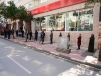 Manisa’da, Ptt Ve Banka Önlerinde Sosyal Mesafe Uygulaması