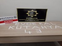 Polis, Ele Geçirdiği Uyuşturucu Haplarla ’Evde Kal’ Çağrısı Yaptı