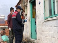 İzmir’de Jandarma, İhtiyaç Sahiplerine Sosyal Yardımları Ulaştırdı