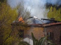 İzmir’de Eski Fabrika Binasında Yangın