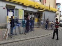 Vatandaşlar Kuyruklarda Sosyal Mesafeyi Koruyor