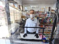Korona Virüse Karşı Dükkânına Özel Steril Müşteri Bölmesi Yaptı