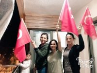 Belediye Hoparlöründen Çalınan Marşa Balkonlardan Bayraklarla Eşlik Ettiler