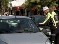 Fethiye’de Trafik Polisleri Maske Ve Eldiven Dağıttı