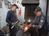 Baba Ve Oğlu Unutulmaya Yüz Tutan Demirciliği Devam Ettirmeye Çalışıyor