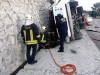 Hırdavat Yüklü Kamyonet Devrildi: 1 Ölü