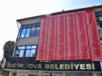 Ödediği Borçların Pankartını Belediyeye Astırdı