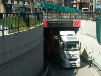 Kütahya’da Yüksekliği Hesaplamayan Tır Sürücüsü Alt Geçide Çarptı