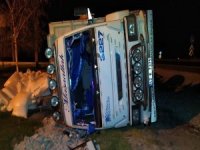 Un Yüklü Kamyon Devrildi