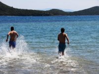 Sahili Boş Görünce Dayanamayıp Denize Girdiler