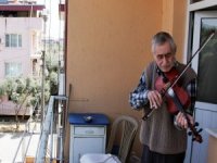 76 Yaşındaki Huzurevi Sakininden Balkon Konseri