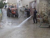 Köylüler Kaplıca Suyuyla Sokakları Yıkıyorlar