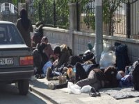 Çoluk Çocuk Sokakta Kalan 60 Mülteciye Polis Sahip Çıktı