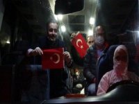 Karantina İçin Uşak’a Getirilen Vatandaşlar Otobüsten Türk Bayrağı Salladı