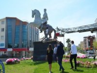 Didim’de Atatürk Heykelleri Boyandı