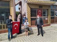 Başkan Öndeş, 23 Nisan Yarışmasında Dereceye Giren Öğrencilerin Hediyelerini Evlerine Götürdü